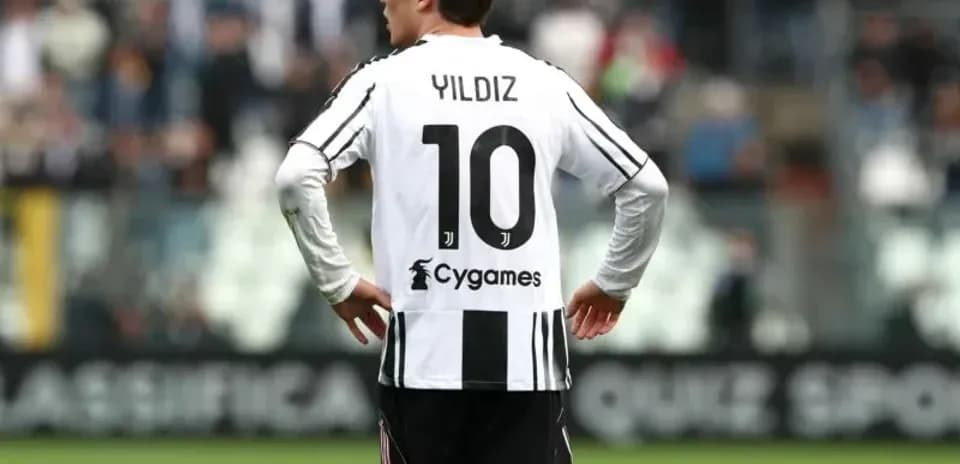 Jugador con camiseta de Juventus, número 10, Yildiz