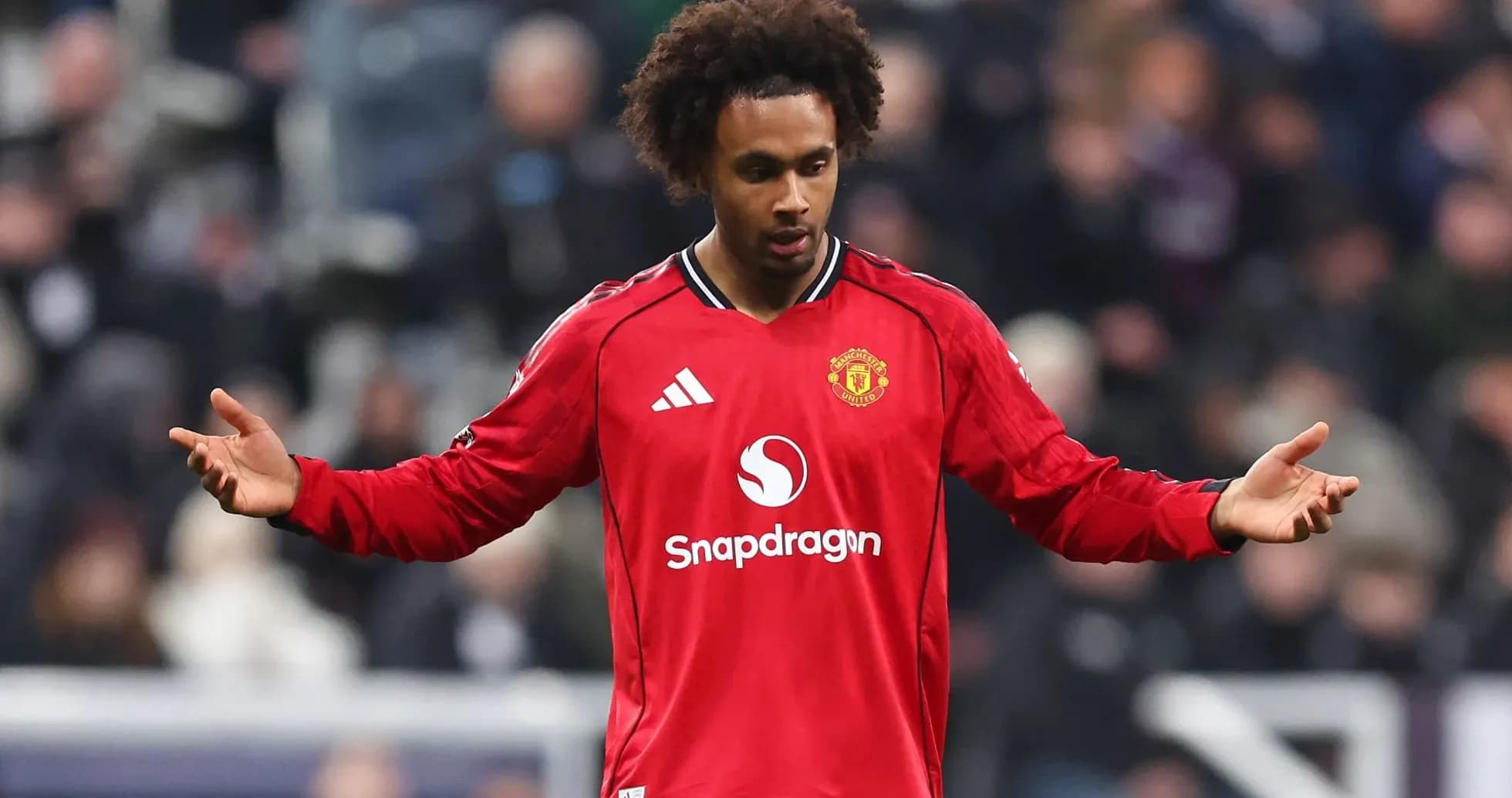 Jugador de Manchester United gesticulando en el campo
