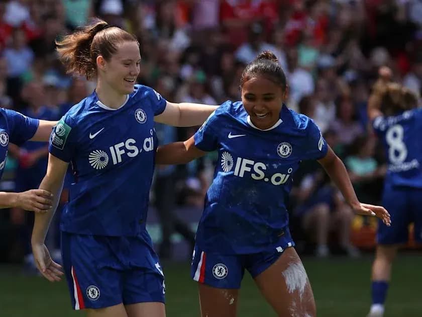 Jugadoras del Chelsea celebrando un gol en el campo