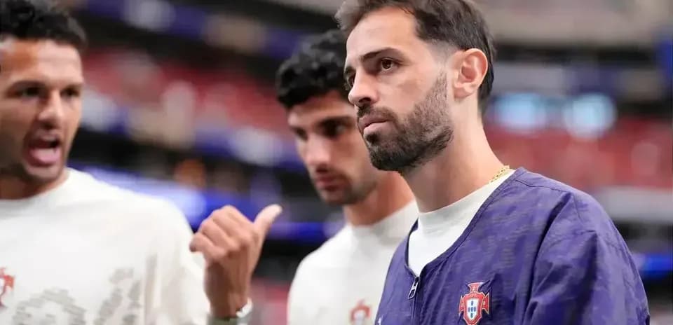 Jugadores de Portugal conversando antes del partido