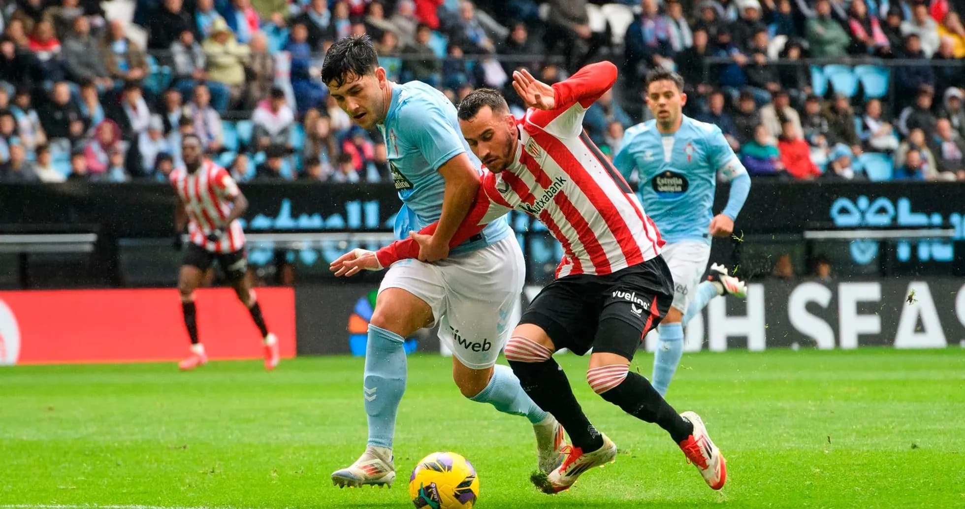 Jugadores en acción durante el partido Athletic Club vs Celta Vigo