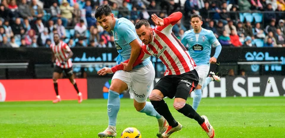 Jugadores en acción durante el partido Athletic Club vs Celta Vigo