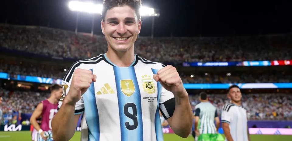 Jugador argentino celebrando con puños cerrados en el estadio