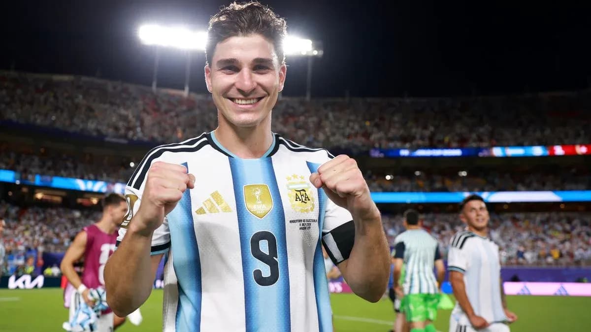 Jugador argentino celebrando con puños cerrados en el estadio