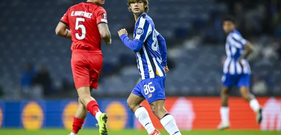 Jugador con balón en partido, rival de espaldas