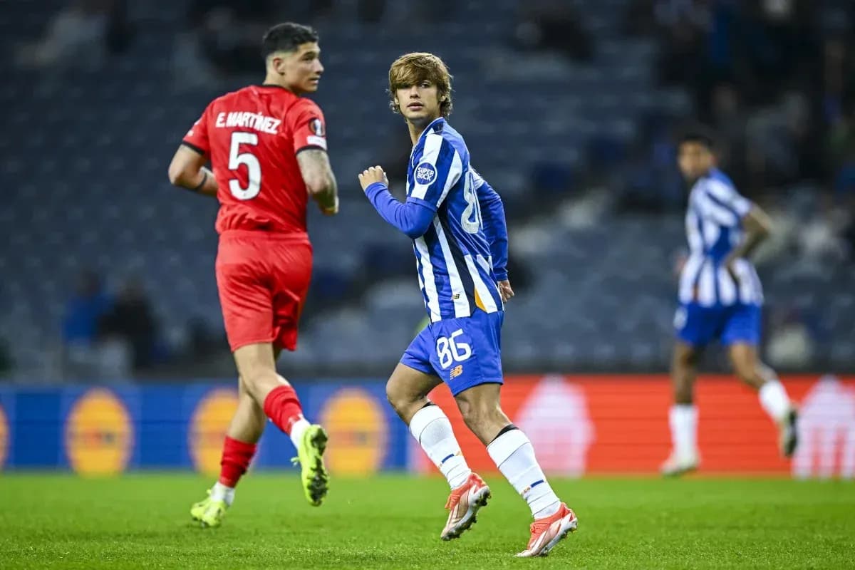 Jugador con balón en partido, rival de espaldas