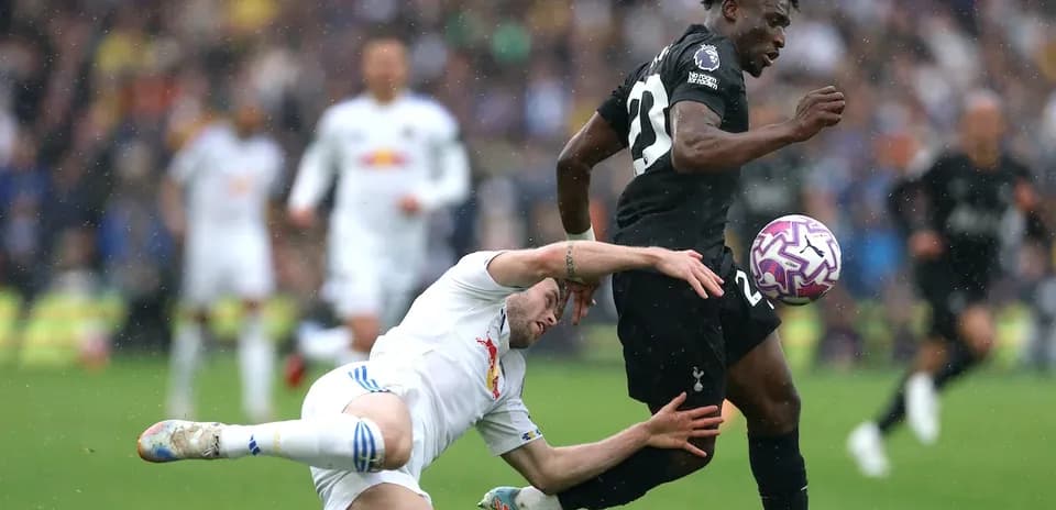 Jugador de Tottenham esquivando a oponente en el suelo
