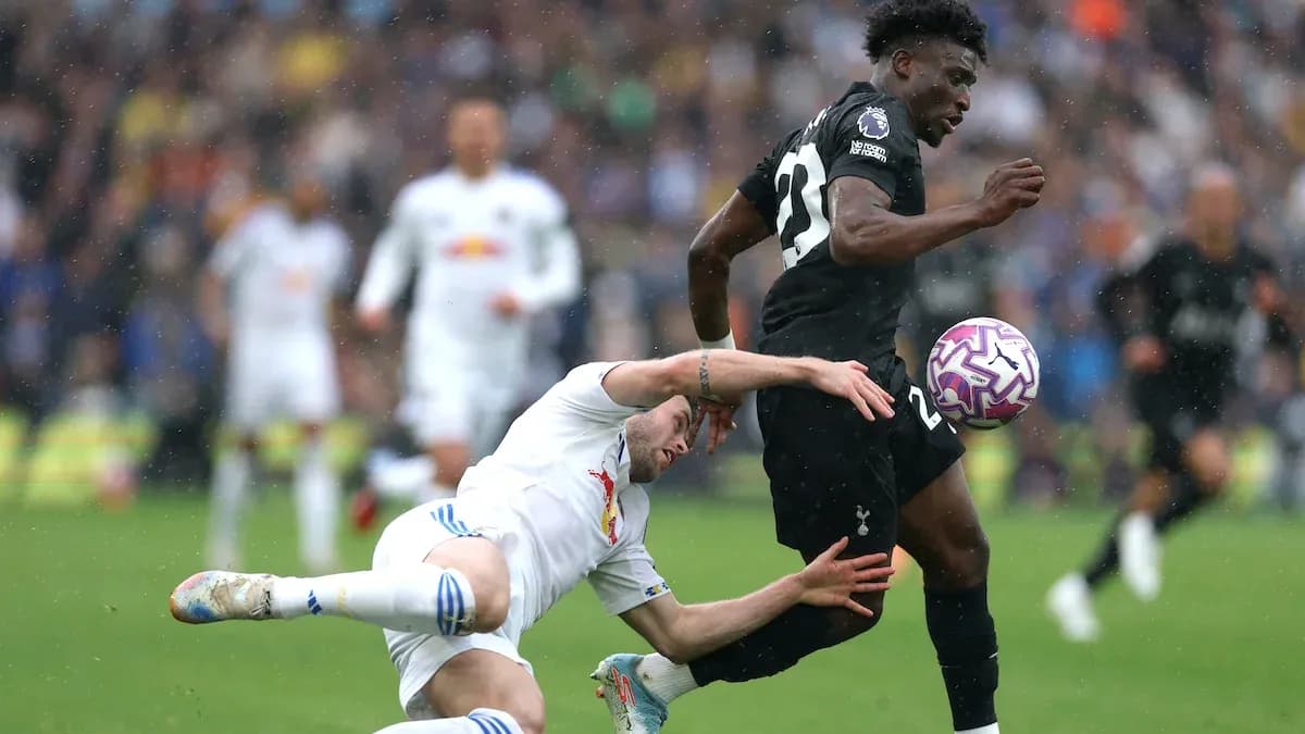 Jugador de Tottenham esquivando a oponente en el suelo