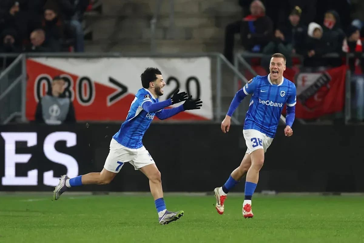 Jugadores celebrando un gol en el partido