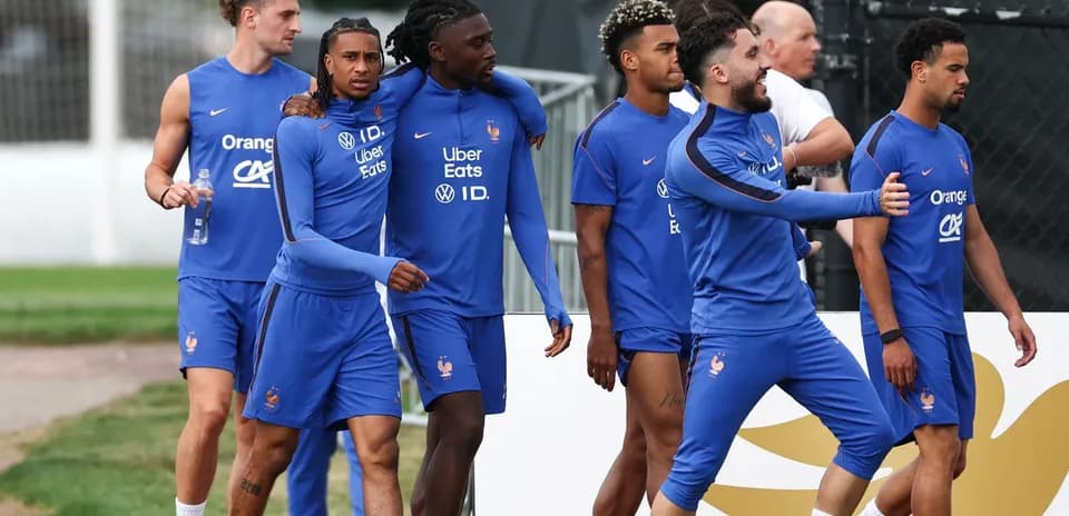 Jugadores de Francia caminando durante sesión de entrenamiento