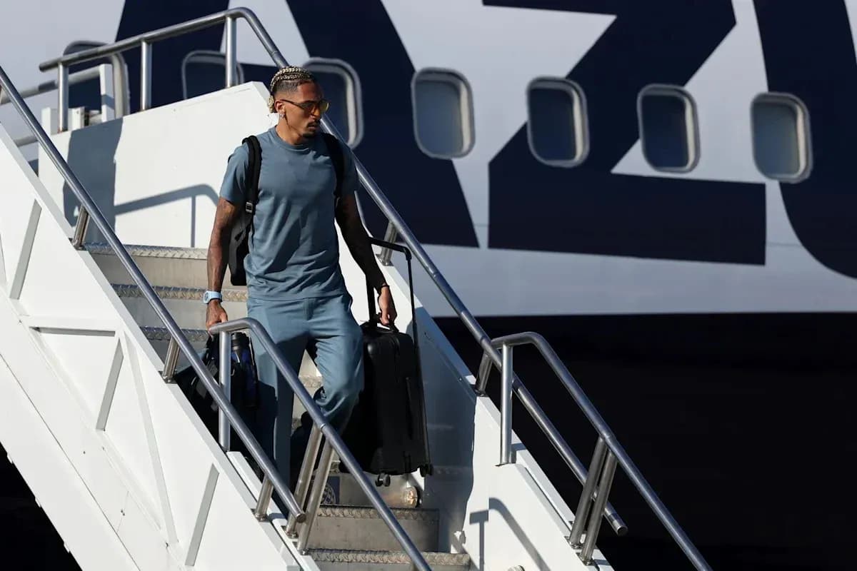Jugador bajando de un avión con maleta