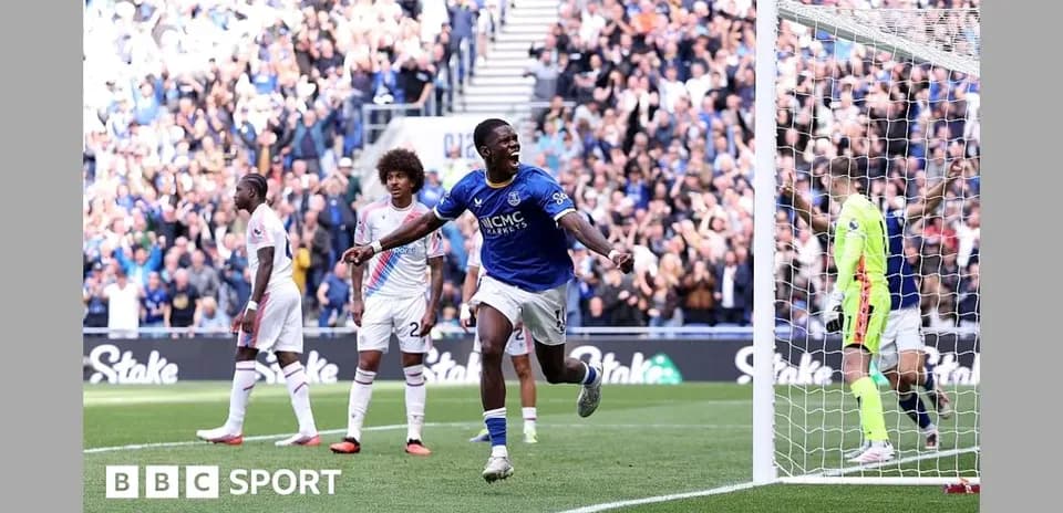 Jugador de Everton celebra un gol frente a la afición