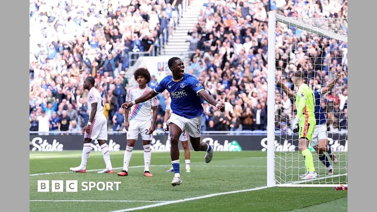 Jugador de Everton celebra un gol frente a la afición