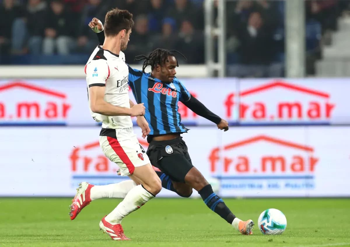 Jugador de Atalanta intentando pasar a un defensor