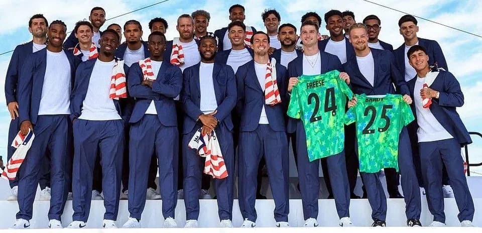 Equipo posando con camisetas en evento promocional