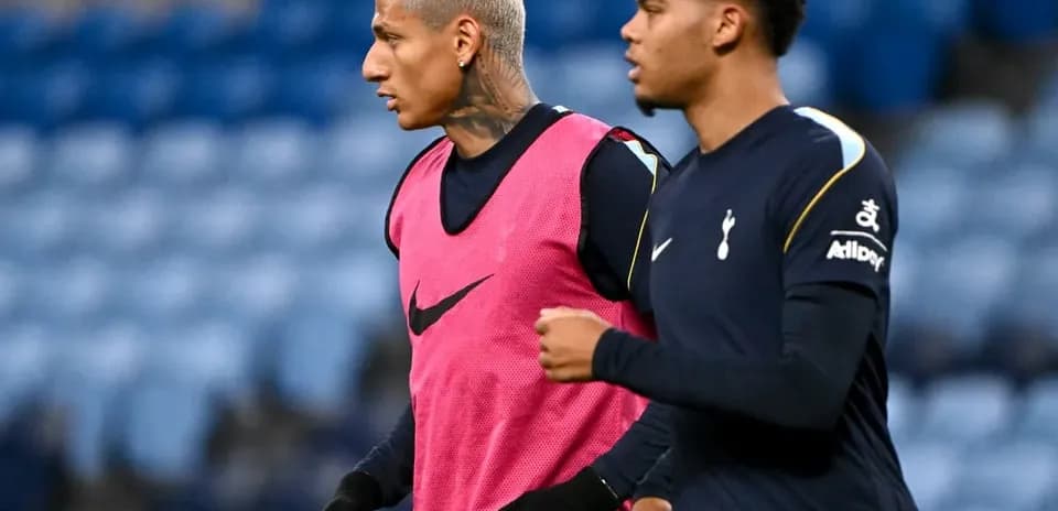 Jugadores de Tottenham calentando antes del partido