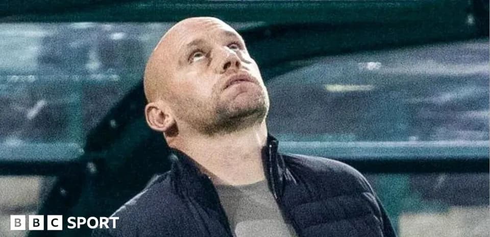 Entrenador mirando hacia arriba en el banquillo