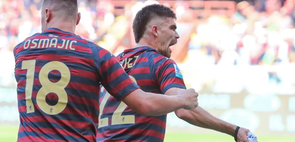 Jugadores celebrando un gol en el partido