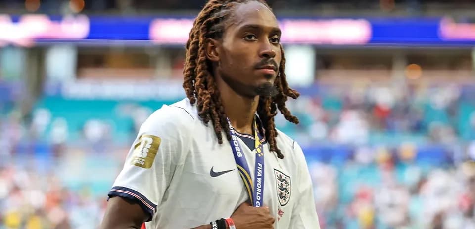 Jugador de Inglaterra con medalla tras el partido
