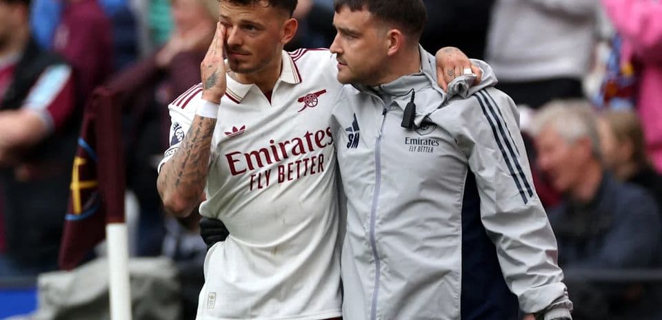 Jugador de Arsenal siendo atendido por el personal médico