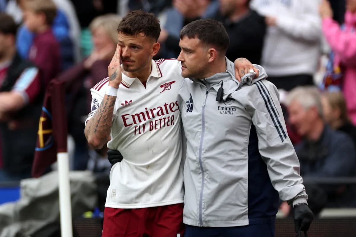 Jugador de Arsenal siendo atendido por el personal médico