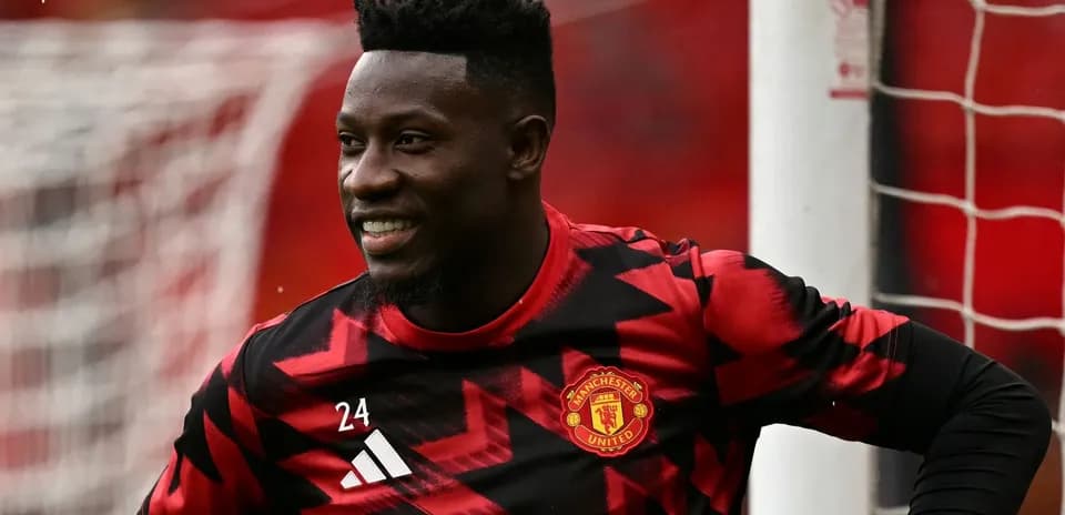 Portero de Manchester United sonriendo en el campo