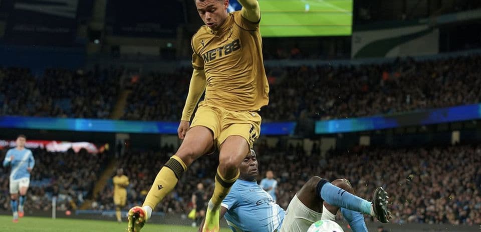 Jugador de Crystal Palace en acción durante el partido