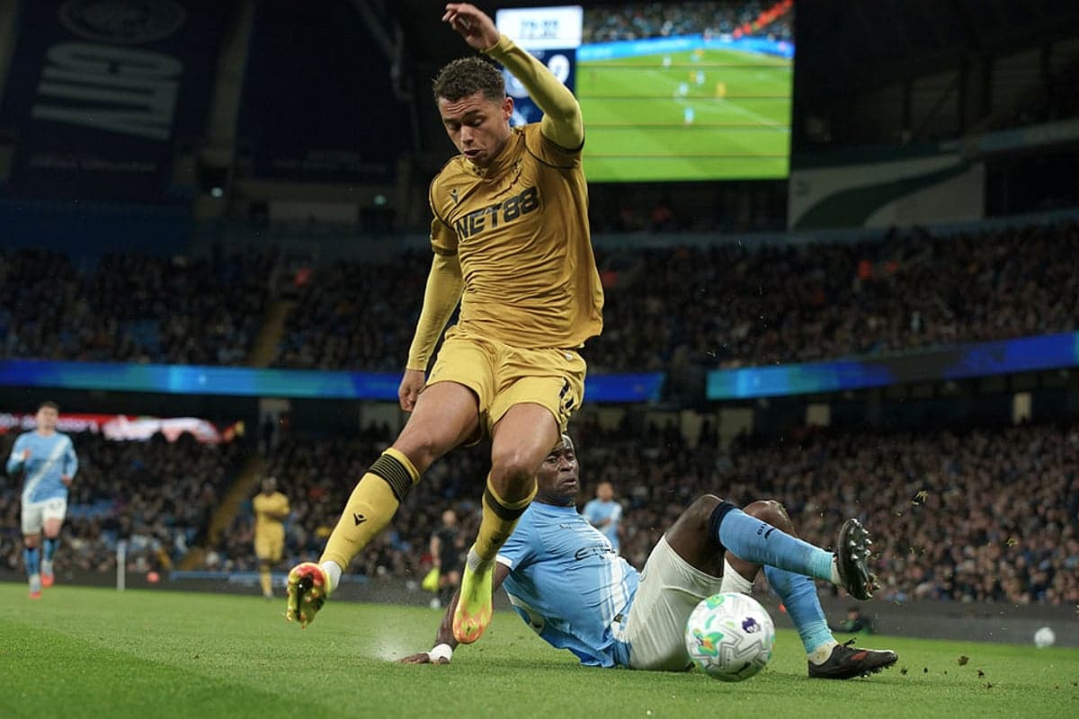 Jugador de Crystal Palace en acción durante el partido
