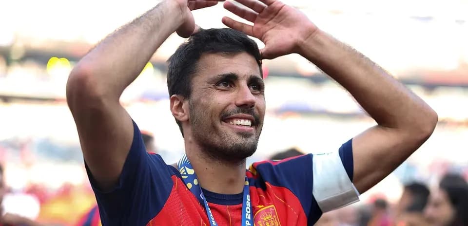 Jugador celebrando con medalla después de un partido