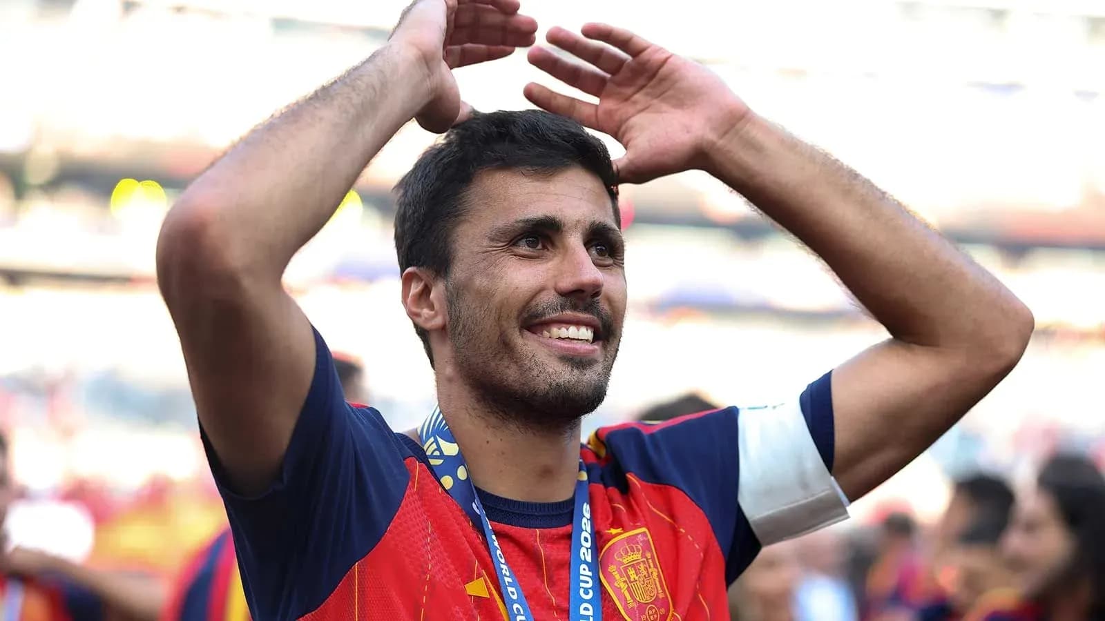 Jugador celebrando con medalla después de un partido
