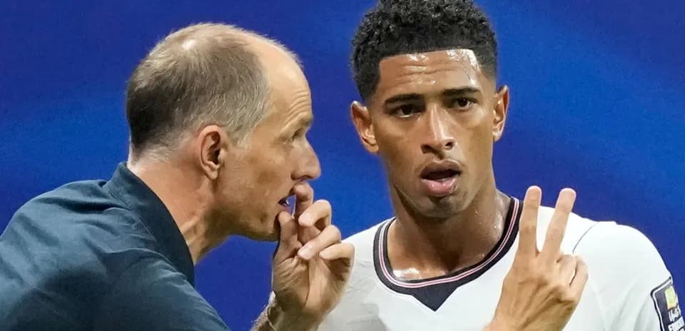 Entrenador hablando con jugador durante el partido