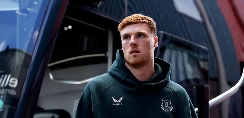 Jugador de Everton saliendo de un autobús