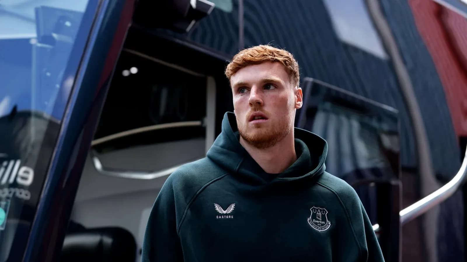 Jugador de Everton saliendo de un autobús