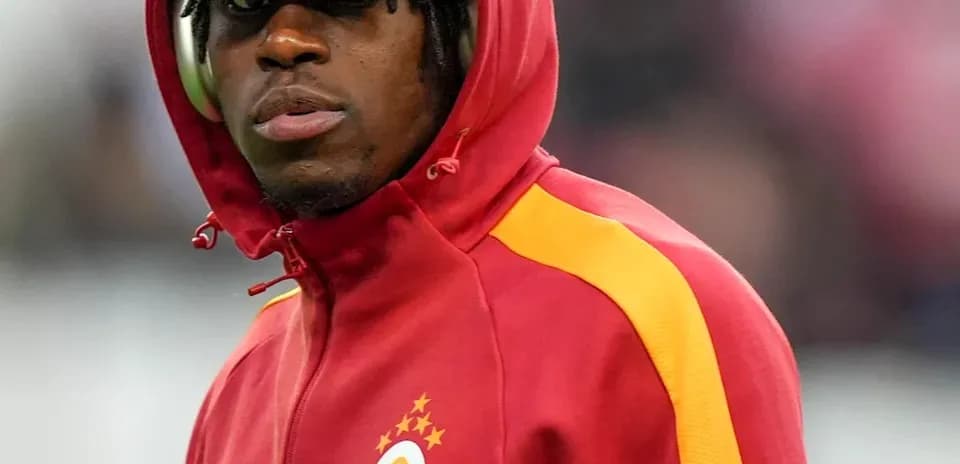 Jugador de Galatasaray con sudadera en el campo