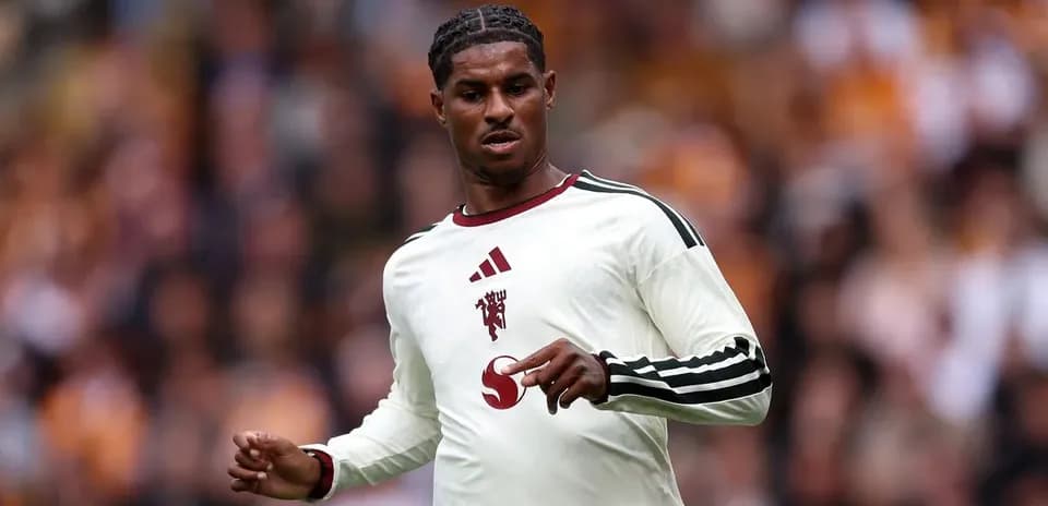 Jugador corriendo en el campo durante un partido