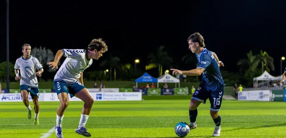 Jugadores de fútbol compitiendo en el campo