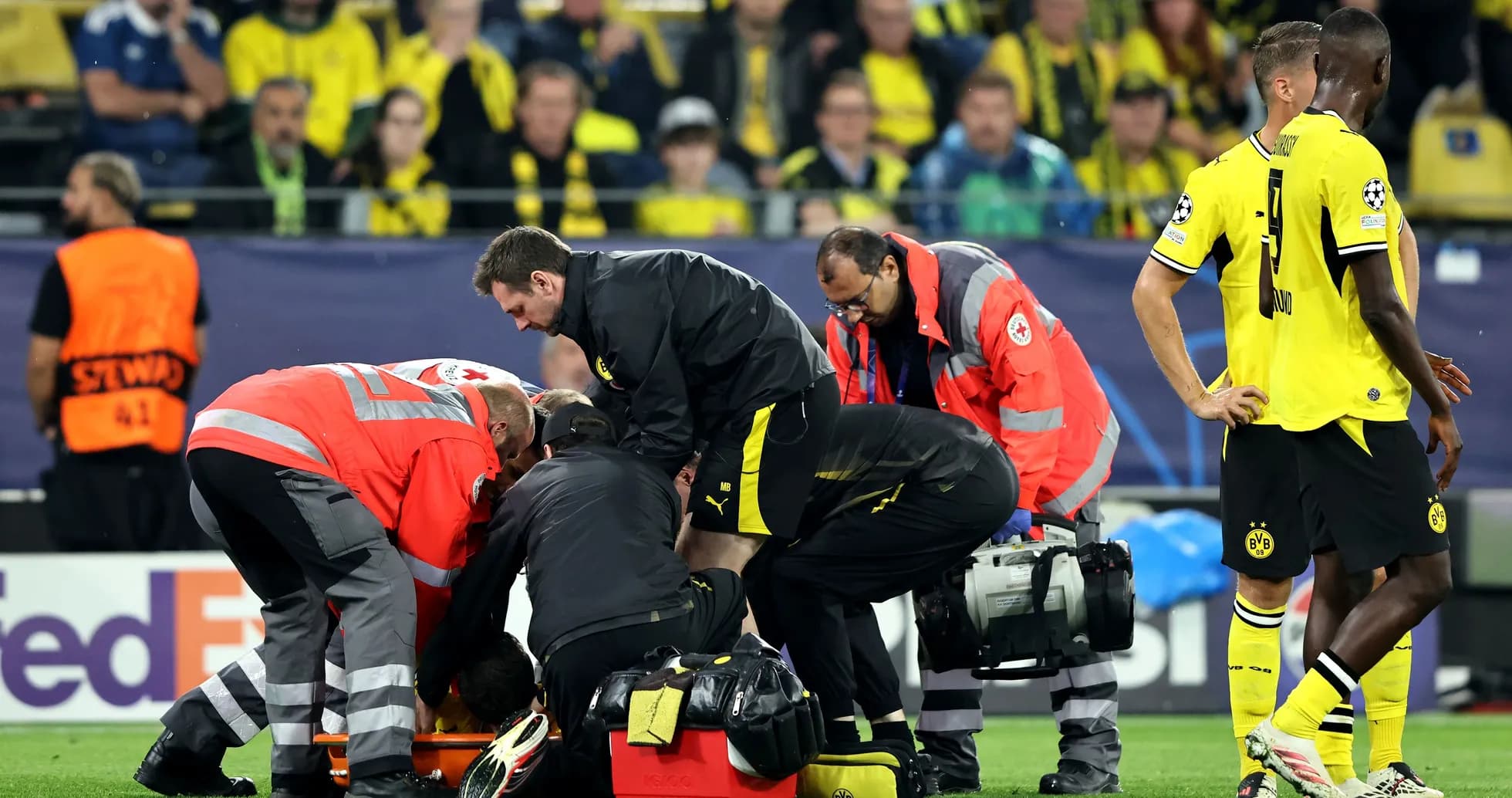 Personal médico atendiendo a jugador en el campo