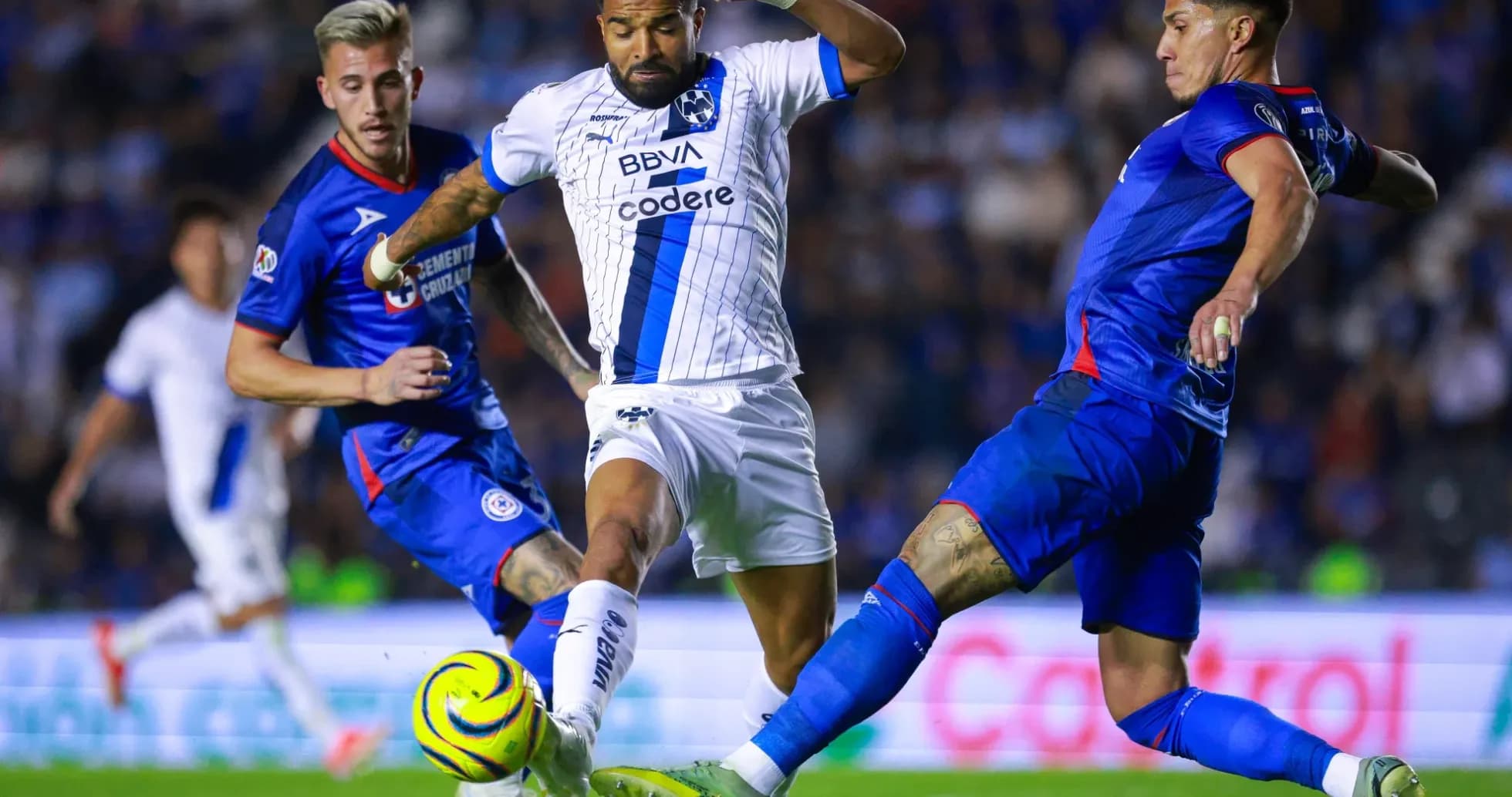 Acción entre Monterrey y Cruz Azul en Liga MX