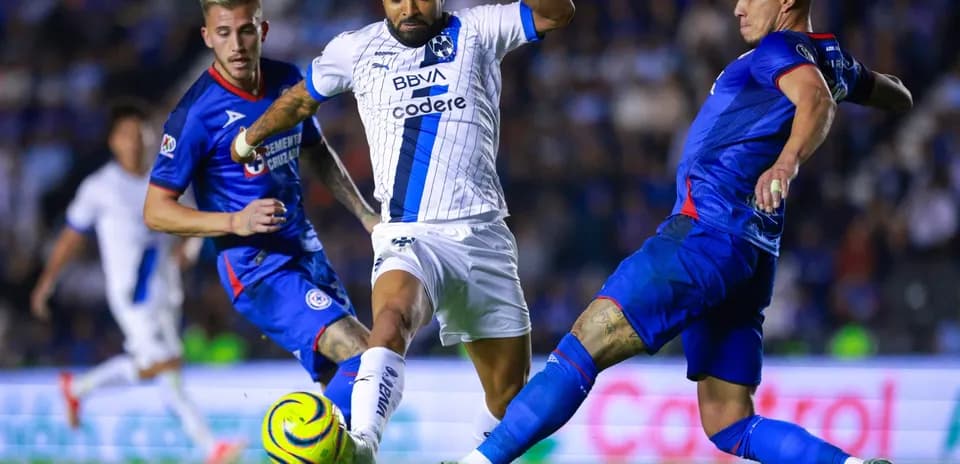 Acción entre Monterrey y Cruz Azul en Liga MX