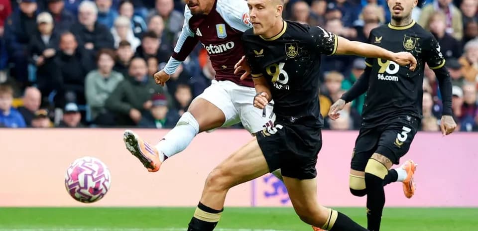 Jugador de Aston Villa dispara contra Burnley