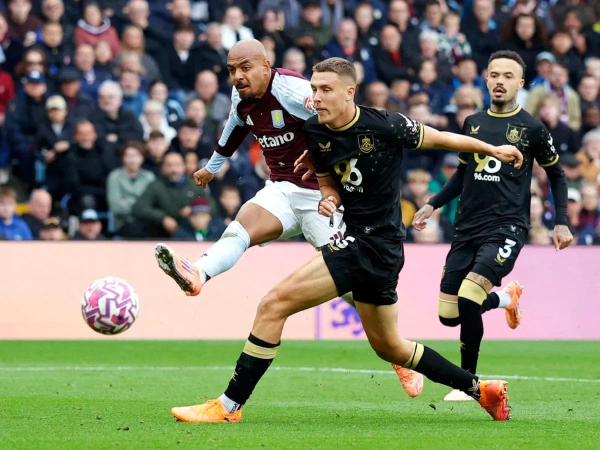 Jugador de Aston Villa dispara contra Burnley