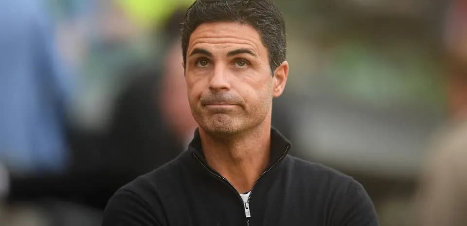 Entrenador observando durante un partido