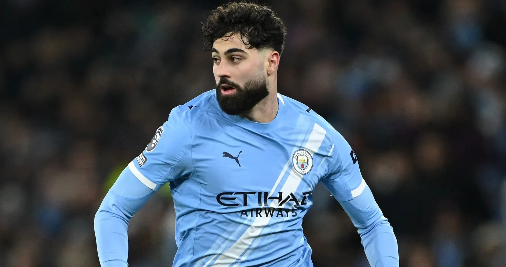 Jugador de Manchester City corriendo en el campo