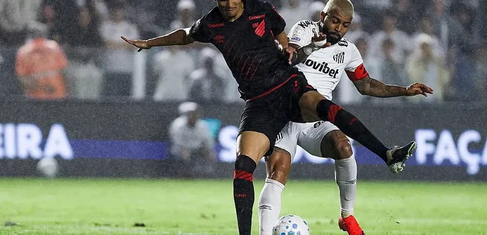Jugador de Atlético Paranaense despejando ante Santos