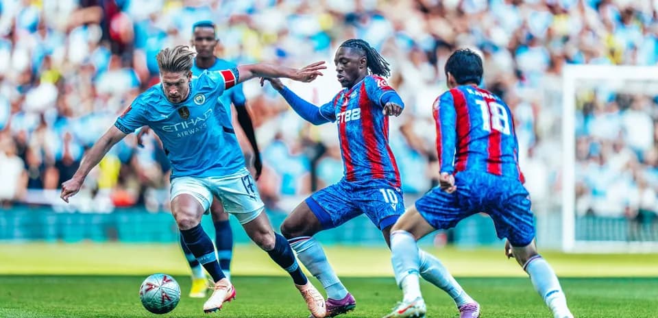 Jugador de Manchester City driblando a rivales