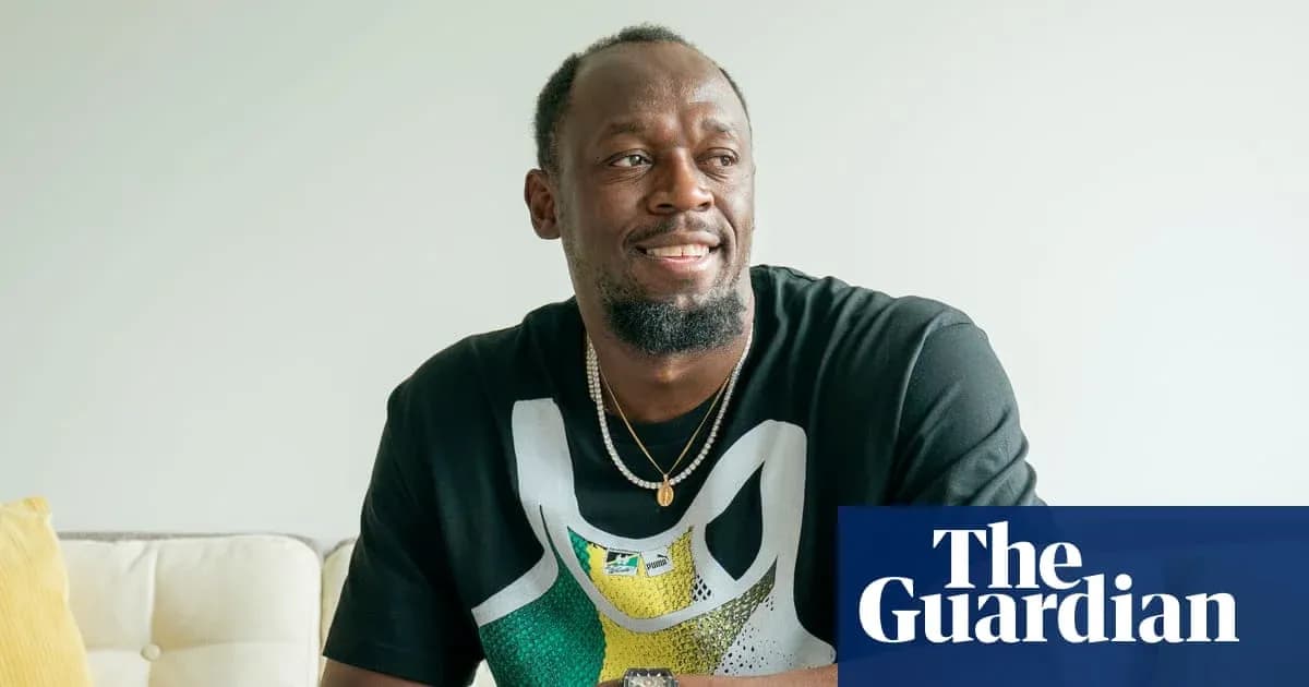 Atleta sonriendo sentado en sofá con camiseta deportiva