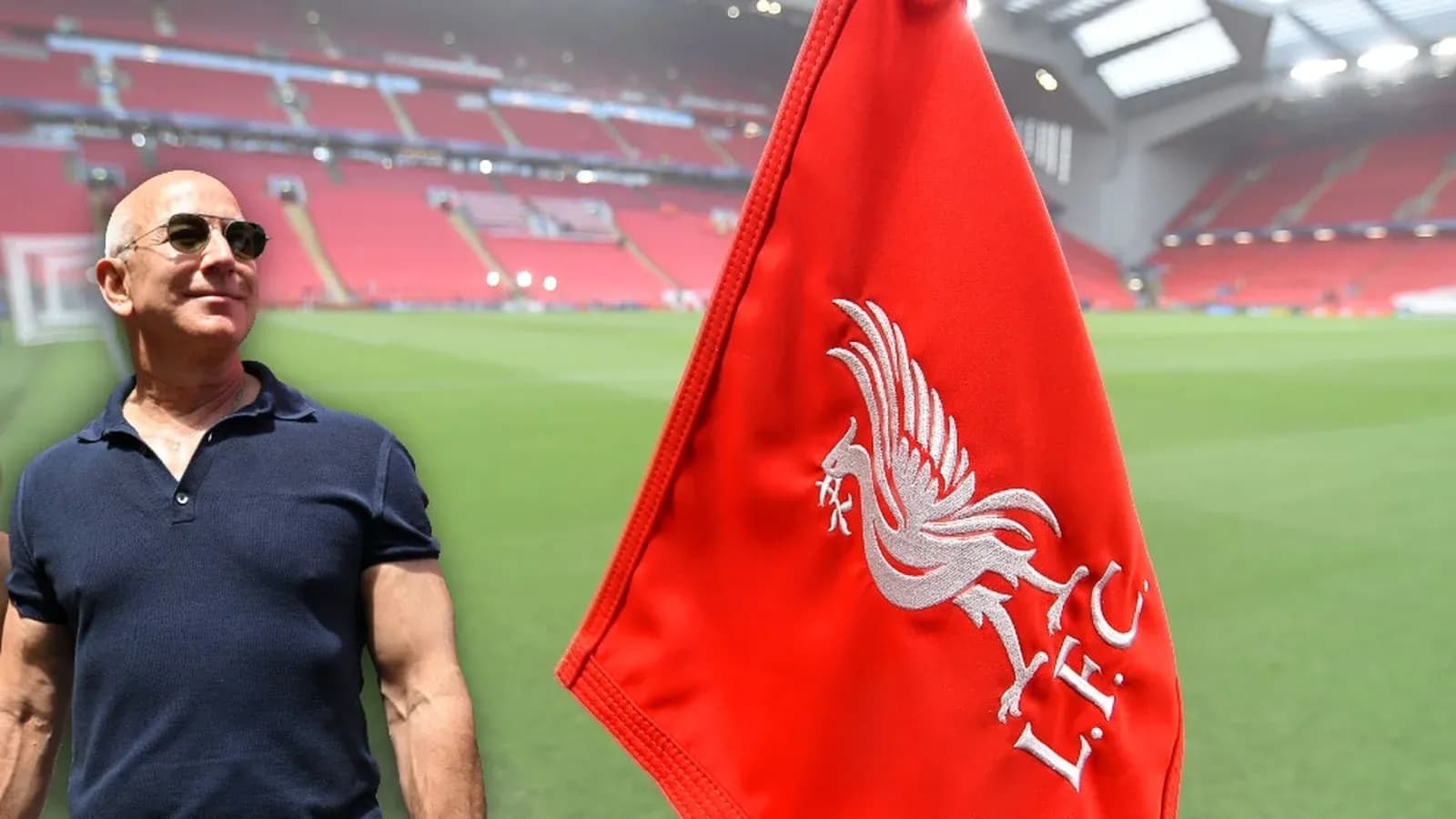 Hombre junto a bandera de Liverpool en el estadio