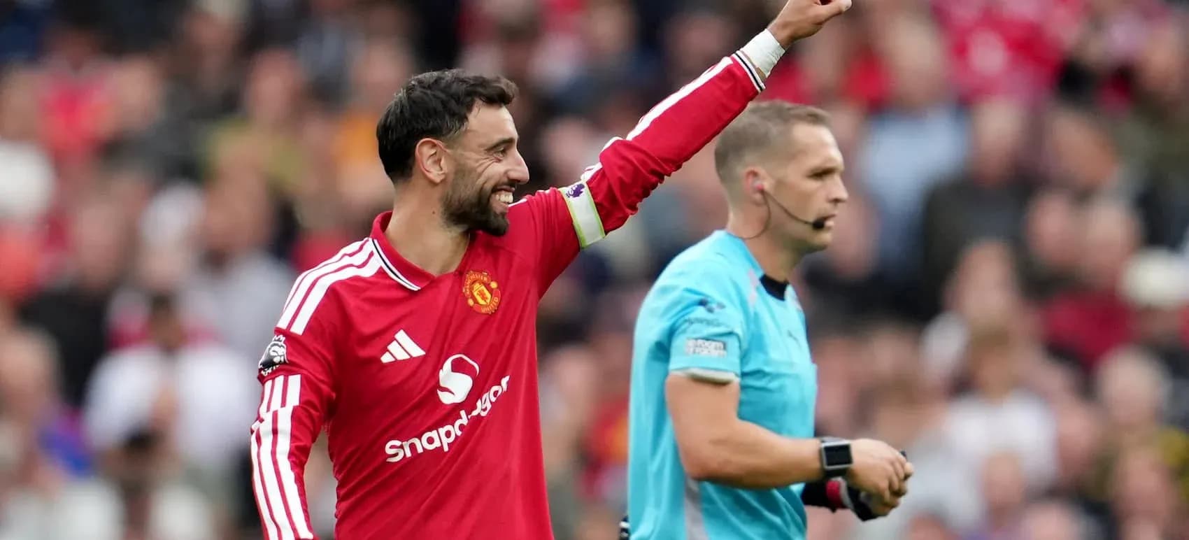 Bruno Fernandes celebrando con el árbitro en el partido