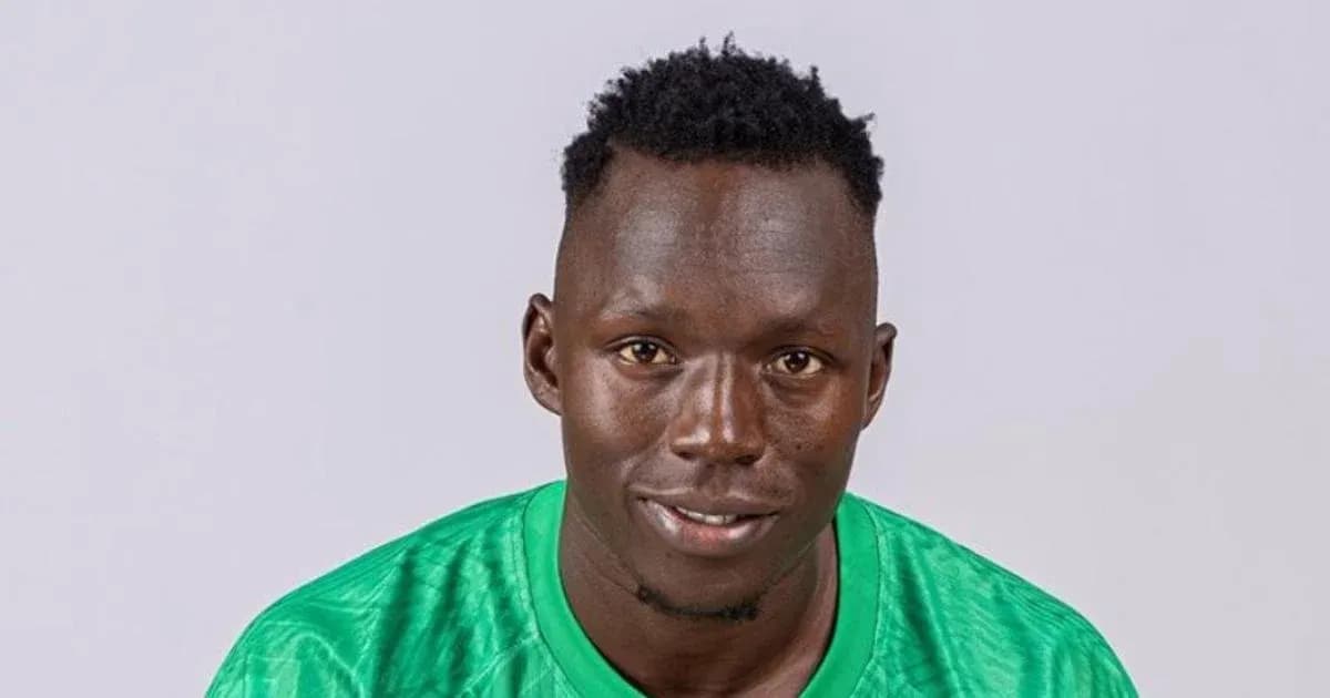 Jugador de fútbol con camiseta verde posando para foto