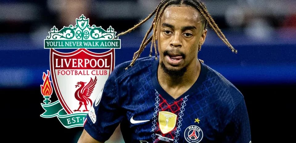 Jugador de PSG corriendo con el logo de Liverpool